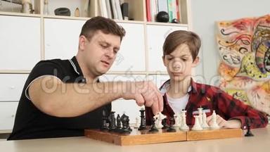 <strong>父亲和儿子</strong>正在<strong>下棋</strong>，一边笑着，一边在家里玩慢动作
